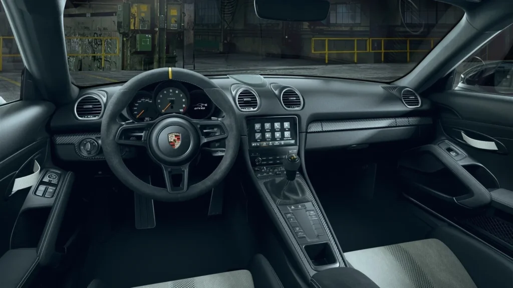 PORSCHE 718 CAYMAN GT4 - Photo 5