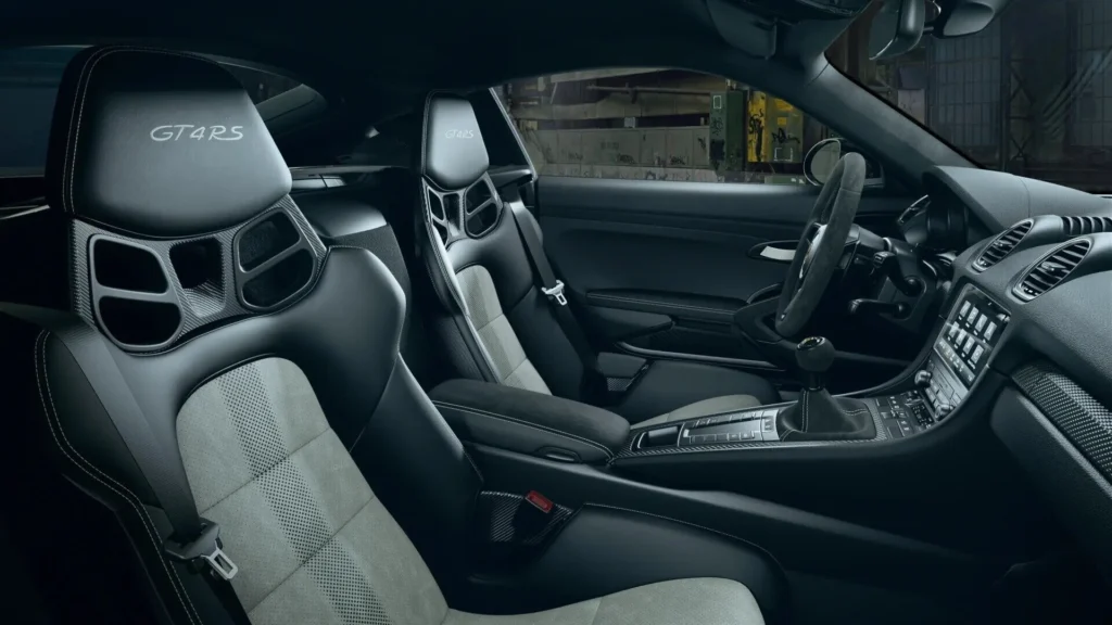 PORSCHE 718 CAYMAN GT4 - Photo 6